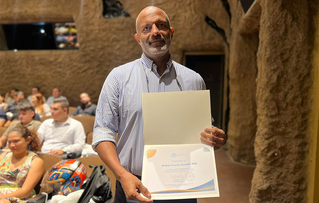 Andrés Ernesto Hurtado Vela, egresado del programa de Administración de Empresas en 1999 quien, desde el sector público logró impactar el entorno de la ciudad gracias a su valiosa contribución al programa ciclovía Cali y su participación en el proyecto ciclovía por Win Sport.  