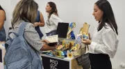 Estudiantes exponiendo en PROYECTA