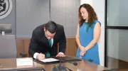 De izquierda a derecha: Pablo Rubén Vernaza, secretario general y Natalia Cadavid Ruiz, directora del Departamento de Ciencias Sociales. De izquierda a derecha: Pablo Rubén Vernaza, secretario general y Natalia Cadavid Ruiz, directora del Departamento de Ciencias Sociales.