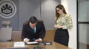De izquierda a derecha: Pablo Rubén Vernaza, secretario general y María Fernanda Arenas Méndez, directora del Departamento de Gestión de las Organizaciones. De izquierda a derecha: Pablo Rubén Vernaza, secretario general y María Fernanda Arenas Méndez, directora del Departamento de Gestión de las Organizaciones.
