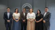 Foto oficial del acto de posesión: de izquierda a derecha, Andrés Sandoval, director del Departamento de Humanidades; Ana Marcela Uribe, directora de la Maestría en Psicología de la Salud; Camilo Rocha Niño, vicerrector académico; Ivonne Díaz Pérez, decana de la Facultad de Creación y Hábitat; María Teresa Varela, directora de Posgrados Facultad de Humanidades y Ciencias Sociales; y Pablo Rubén Vernaza, secretario general de la Seccional.