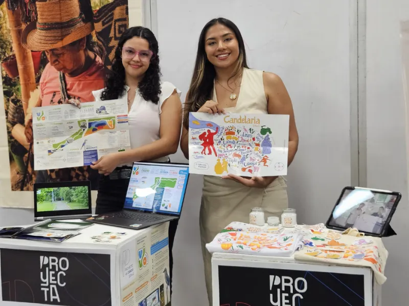 Estudiantes exponiendo en PROYECTA