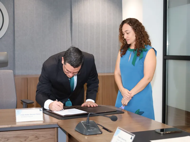 De izquierda a derecha: Pablo Rubén Vernaza, secretario general y Natalia Cadavid Ruiz, directora del Departamento de Ciencias Sociales. De izquierda a derecha: Pablo Rubén Vernaza, secretario general y Natalia Cadavid Ruiz, directora del Departamento de Ciencias Sociales.