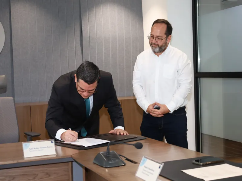 De izquierda a derecha: Pablo Rubén Vernaza, secretario general y Alejandro Sánchez López de Mesa, director del Programa de Ciencia Política. De izquierda a derecha: Pablo Rubén Vernaza, secretario general y Alejandro Sánchez López de Mesa, director del Programa de Ciencia Política.