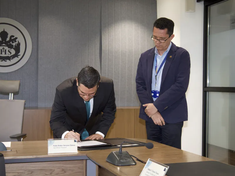 De izquierda a derecha: Pablo Rubén Vernaza, secretario general y Ricardo Castaño Robledo, director del Departamento de Mercadeo y Negocios. De izquierda a derecha: Pablo Rubén Vernaza, secretario general y Ricardo Castaño Robledo, director del Departamento de Mercadeo y Negocios.