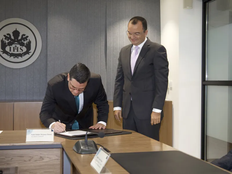 De izquierda a derecha: Pablo Rubén Vernaza, secretario general y Jorge Enrique Álvarez Patiño, director de Posgrados de la Facultad de Ingeniería y Ciencias. De izquierda a derecha: Pablo Rubén Vernaza, secretario general y Jorge Enrique Álvarez Patiño, director de Posgrados de la Facultad de Ingeniería y Ciencias.