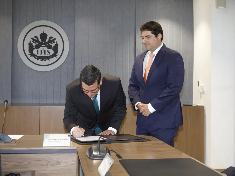 De izquierda a derecha: Pablo Rubén Vernaza, secretario general y Francisco Muñoz Prado, director del Programa de Ingeniería Industrial. De izquierda a derecha: Pablo Rubén Vernaza, secretario general y Francisco Muñoz Prado, director del Programa de Ingeniería Industrial.