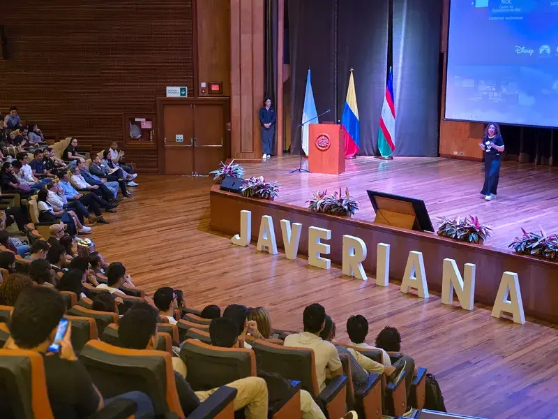 Yesenia Niño, gerente de Cinecolor, empresa representante de Disney en Colombia, durante su conferencia en la Javeriana Cali
